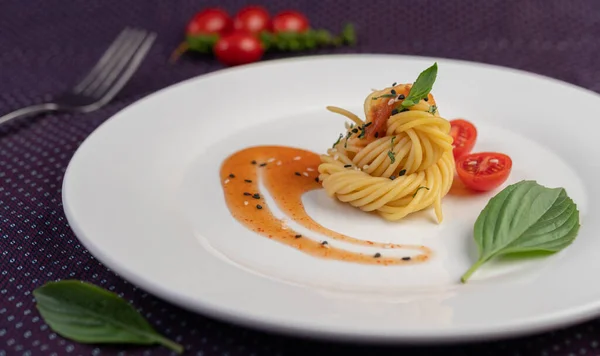 Spaghetti Saltati Padella Splendidamente Disposti Piatto Bianco — Foto Stock