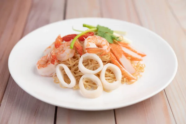 Stir Fried Instant Noodle Prawn Crab Stick Tomatoes Peppers White — Stock Photo, Image