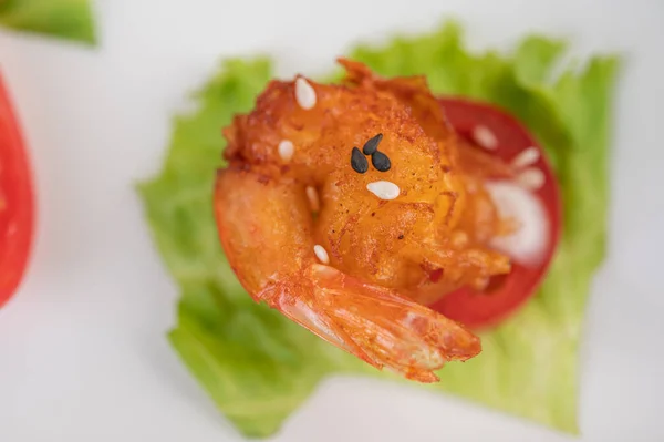 Pâte Frite Aux Crevettes Disposée Magnifiquement Dans Plat Blanc — Photo