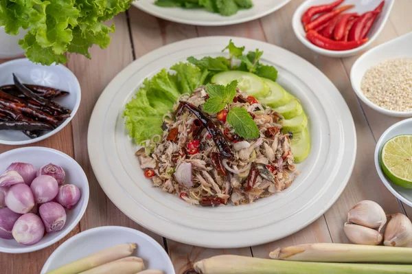 Caballa Frita Rematada Con Galangal Pimienta Menta Cebollas Rojas Plato — Foto de Stock