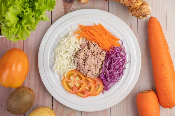 Ensalada Atún Con Zanahorias Tomates Repollo Plato Blanco Suelo Madera — Foto de Stock