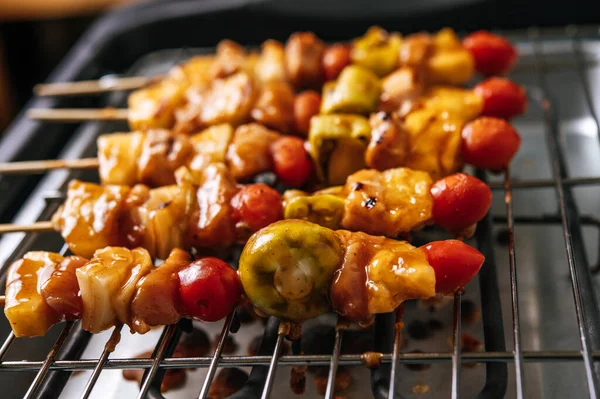 Churrasqueira Com Uma Variedade Carnes Completa Com Tomate Pimentão — Fotografia de Stock