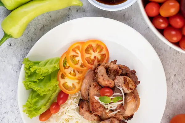 Daging Babi Panggang Dengan Tomat Dan Salad Diatur Dalam Hidangan — Stok Foto