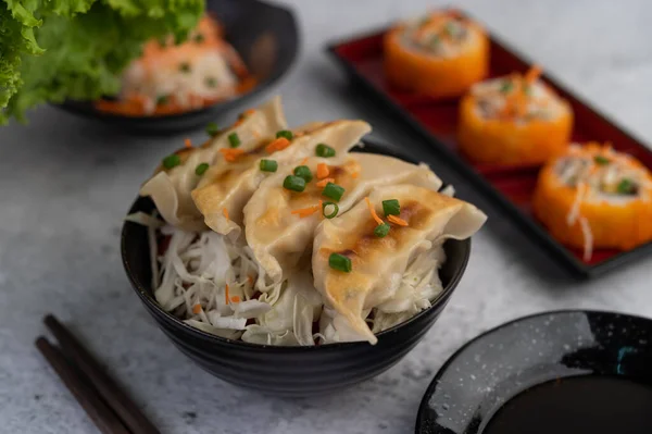 Gyoza Dalam Cangkir Hitam Dengan Secangkir Saus — Stok Foto