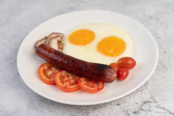 Frühstück Bestehend Aus Brot Spiegeleiern Tomaten Chinesischer Wurst Und Pilzen — Stockfoto
