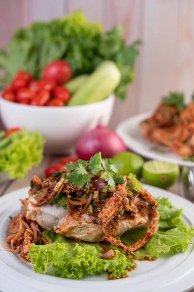 Spicy Minced Chicken White Plate Complete Cucumber Lettuce Side Dishes — Stock Photo, Image