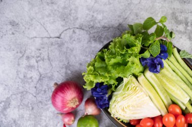 Salyangoz, biber, limon, domates, salatalık, uzun fasulye, lahana, marul ve nane.