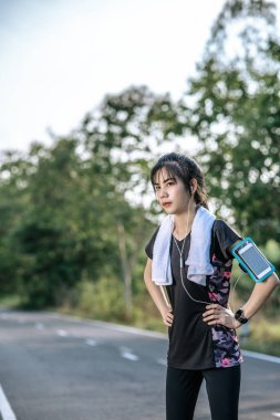 Kadınlar egzersizden önce ve sonra ısınırlar. Seçici odak.