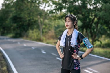 Kadınlar egzersizden önce ve sonra ısınırlar. Seçici odak.