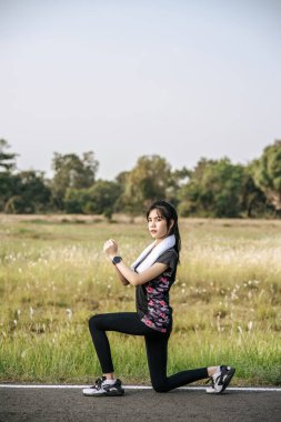 Kadınlar egzersizden önce ve sonra ısınırlar. Seçici odak.