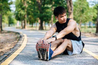 Erkekler egzersizden önce ve sonra ısınırlar. Seçici odak.