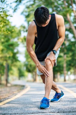 Adam onun başını eğdi ve egzersizden sonra onu yakaladı..