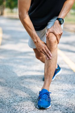 Adam onun başını eğdi ve egzersizden sonra onu yakaladı..