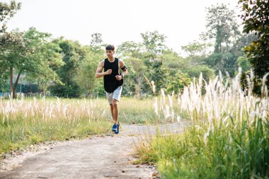 Erkekler ağaçlar ve çiçeklerle sokaklarda koşuşturarak egzersiz yaparlar..