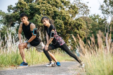 Erkekler ve kadınlar egzersizden önce ve sonra ısınırlar. Seçici odak.