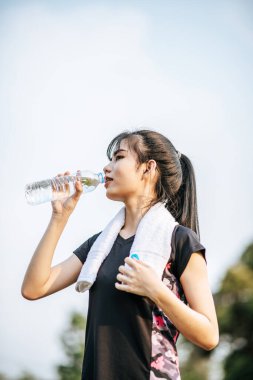 Kadınlar egzersizden sonra su içmeye başlarlar. Seçici odak.