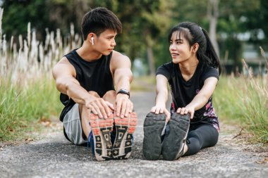 Erkekler ve kadınlar egzersizden önce ve sonra ısınırlar. Seçici odak.