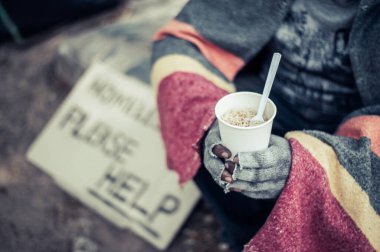 Dilenciler giysilere sarılıp erişte yiyorlardı..