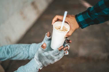 Dilenciler sokaklarda oturuyor ve birilerinin erişte vermesine izin veriyorlar..