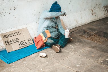 Dilenciler giysilere sarılıp erişte yiyorlardı..