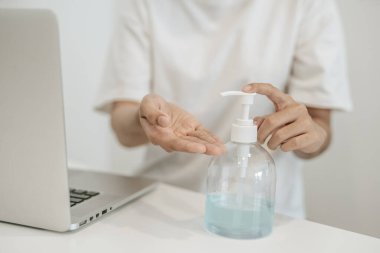 Ellerini yıkamak için jel ütüleyen beyaz gömlekli kadınlar..