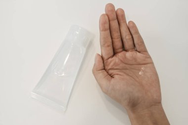 Ellerini yıkamak için jel ütüleyen beyaz gömlekli kadınlar..