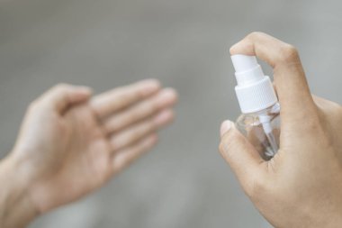 Ellerini yıkamak için jel ütüleyen beyaz gömlekli kadınlar..