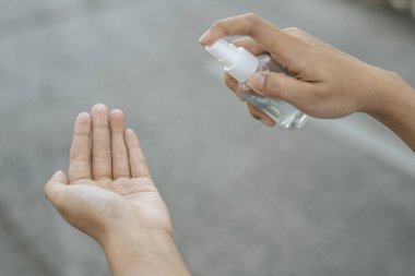 Ellerini yıkamak için jel ütüleyen beyaz gömlekli kadınlar..