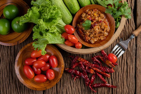 Süßes Schweinefleisch Einer Hölzernen Schüssel Gurken Lange Bohnen Tomaten Und — Stockfoto