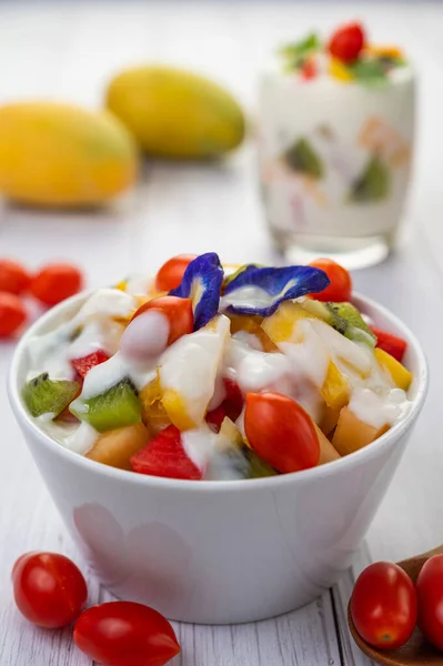 Salada Frutas Uma Tigela Chão Madeira Foco Seletivo — Fotografia de Stock