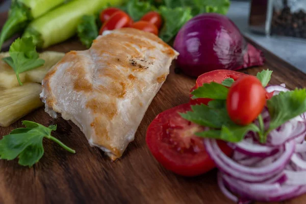 Steak Ayam Yang Diletakkan Atas Baki Kayu Dengan Paprika Tomat — Stok Foto