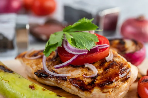 Steak Ayam Yang Diletakkan Atas Baki Kayu Dengan Paprika Tomat — Stok Foto