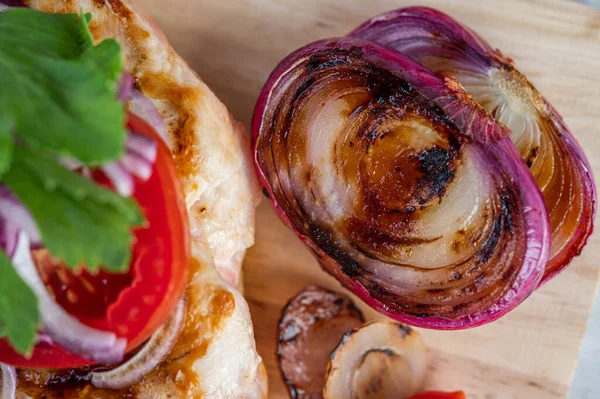 Steak Ayam Yang Diletakkan Atas Baki Kayu Dengan Paprika Tomat — Stok Foto