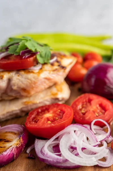 Steak Ayam Yang Diletakkan Atas Baki Kayu Dengan Paprika Tomat — Stok Foto