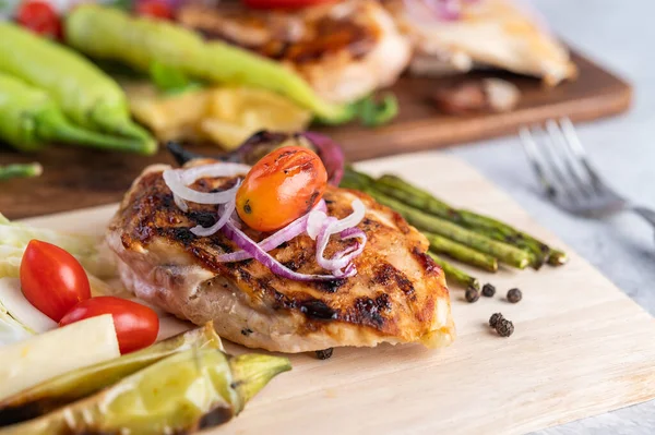 Steak Ayam Yang Diletakkan Atas Baki Kayu Dengan Paprika Tomat — Stok Foto