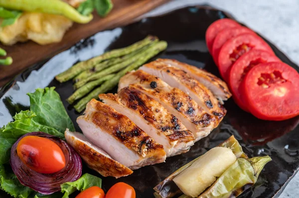 Steak Ayam Diletakkan Piring Hitam Tambahkan Paprika Tomat Bawang Merah — Stok Foto