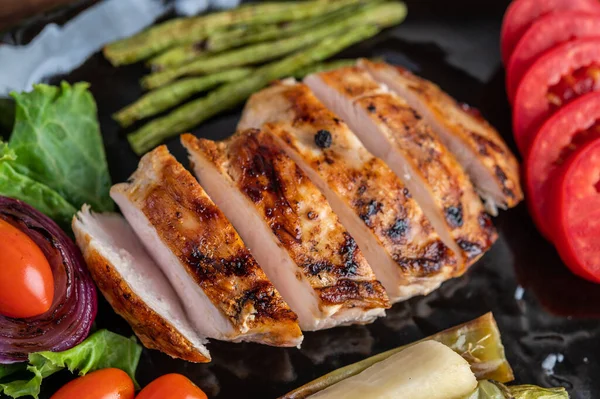 Steak Ayam Diletakkan Piring Hitam Tambahkan Paprika Tomat Bawang Merah — Stok Foto