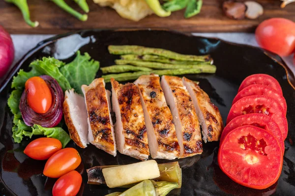 Steak Ayam Diletakkan Piring Hitam Tambahkan Paprika Tomat Bawang Merah — Stok Foto