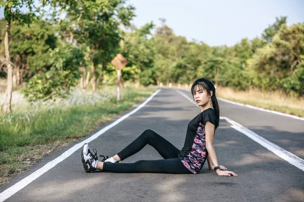 Eine Frau Steht Entspannt Nach Dem Sport Auf Der Straße — Stockfoto