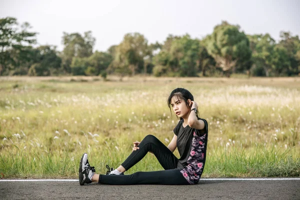 Mulheres Aquecem Antes Depois Exercício Foco Seletivo — Fotografia de Stock