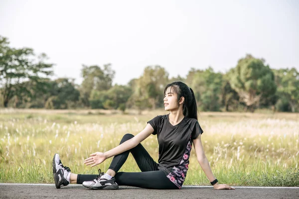 女人在运动前和运动后都会热身 有选择的重点 — 图库照片