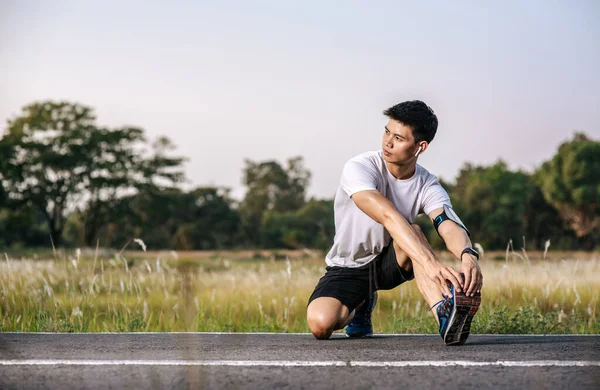 男達は運動の前後に温まります 選択的焦点 — ストック写真