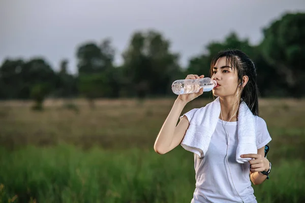 Mulheres Devem Beber Água Após Exercício Foco Seletivo — Fotografia de Stock