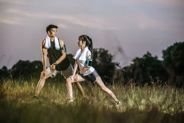 Männer Und Frauen Wärmen Sich Vor Und Nach Dem Training — Stockfoto