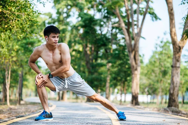 男達は運動の前後に温まります 選択的焦点 — ストック写真