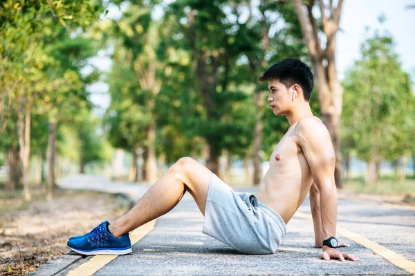 男達は運動の前後に温まります 選択的焦点 — ストック写真