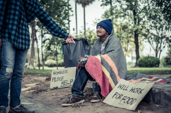 Mendicanti Avvolti Panno Poi Indossarono Cappello Sedettero Accanto Alla Strada — Foto Stock