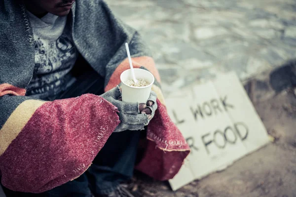 乞食の布に包まれ 麺を食べる土 — ストック写真