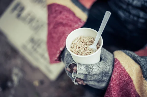 乞食の布に包まれ 麺を食べる土 — ストック写真