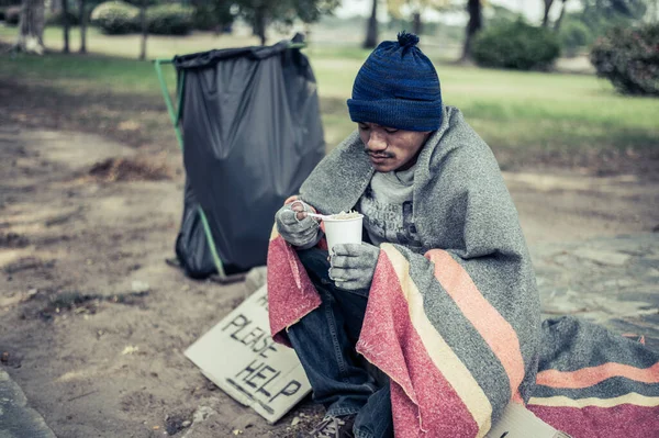 Tiggarna Satt Inlindade Dukar Och Nudlar — Stockfoto